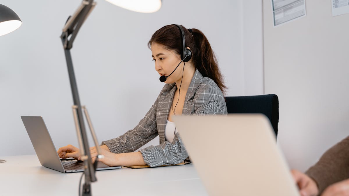 How to Use Chatbots for Customer Support in E-commerce